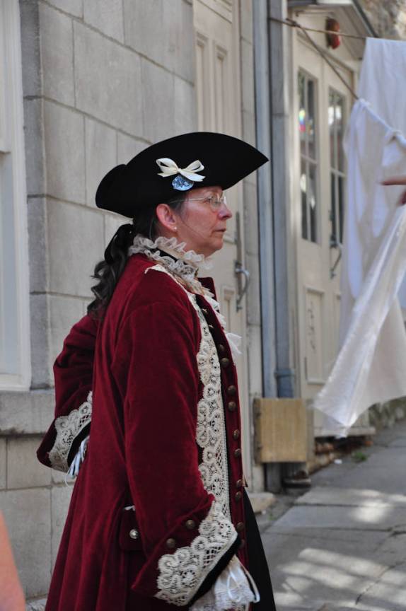 Pessoas fantasiadas passeiam pelo centro histórico de Quebec, no Canadá